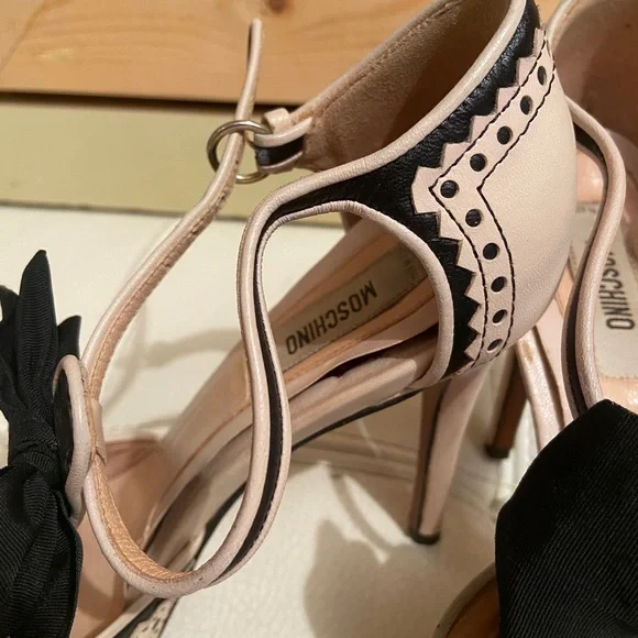 Moschino Peep Toe Bow Pump - Picture 6 of 7